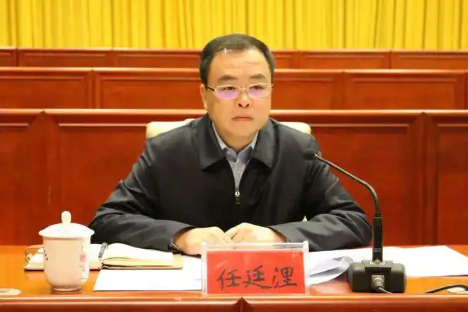 沿河自治县委副书记,县长何支刚出席会议.