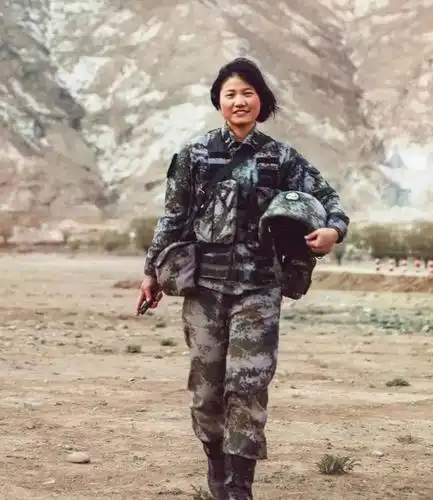 高原女兵力压群雄 脱下军装颜值不敢置信