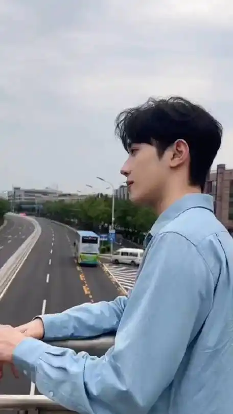 赖冠霖 退圈#赖冠霖,韩国选秀101出道,不想干爱豆了就说自己有舞台