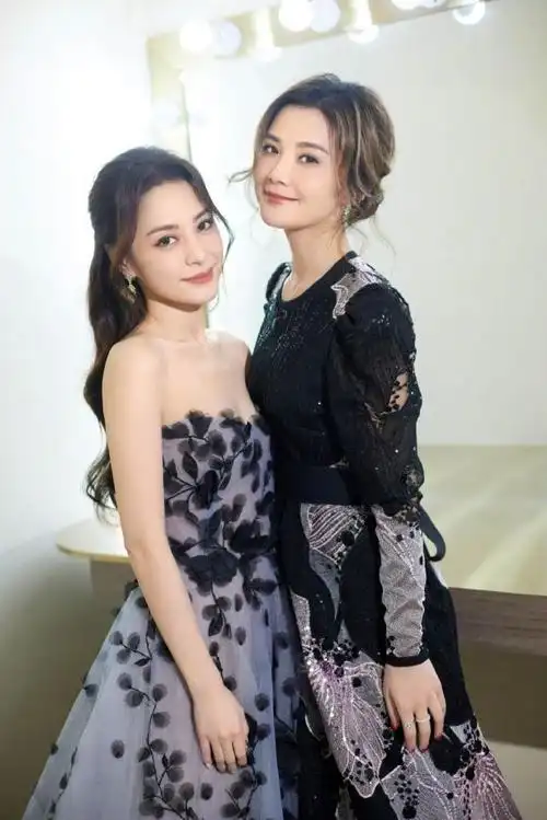 twins合体拍大片 两人对镜头比心甜美依旧_腾讯新闻