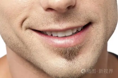 带着微笑的男性嘴唇