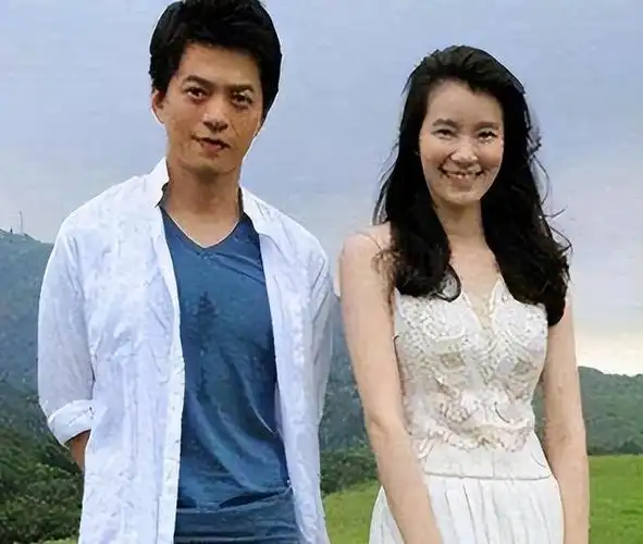 49岁李健高调秀与妻子孟小蓓恩爱第一次正面曝光笑容甜美