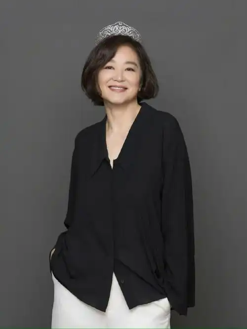 传奇女性林青霞登上t magazine十月刊封面,蓝色西装,利落的短发造型