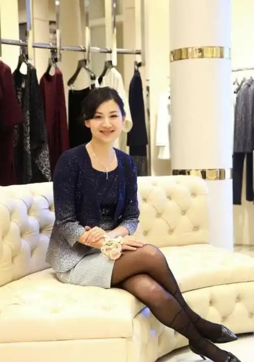 她是知名女主持,全上海嫁得最好的女人,网友:老公身家近千亿!