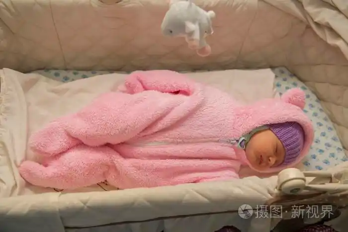 刚出生的婴儿,在熊的服装照片-正版商用图片0osqr0-摄图新视界