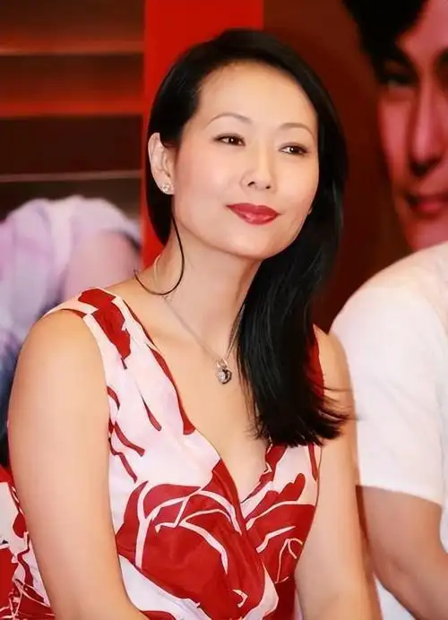 回顾叶童嫁大9岁富豪目睹丈夫梅开四度不离婚她真的幸福吗