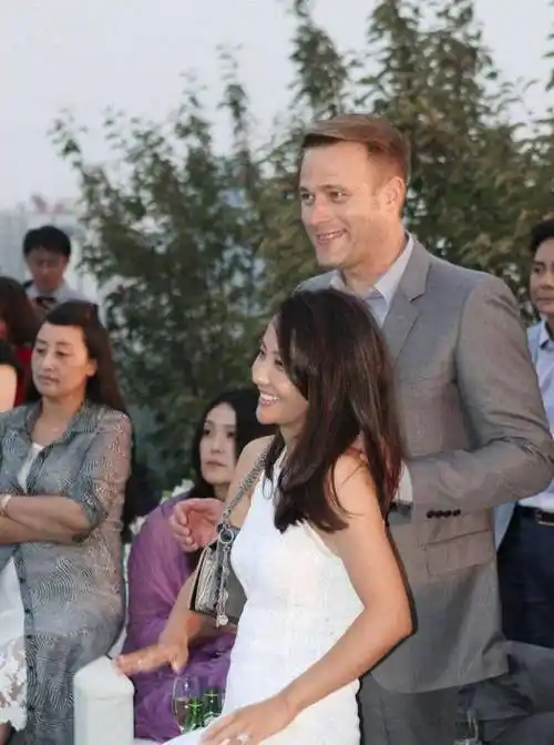 穿白色连衣裙秀恩爱,外籍老公好帅气_西装_罗伯特_马雅舒