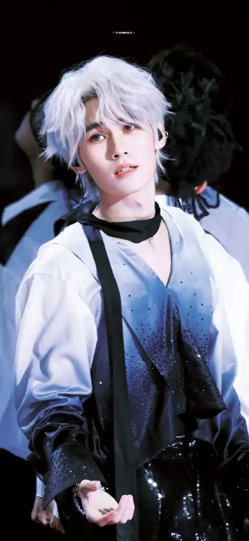 壁纸!@时代少年团-张真源摄:@好想吃鸭脖呀#还是黑头发的张真源