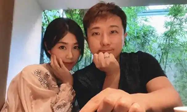 德云社当红演员晒节目单却被搭档调侃网友还是相声演员会玩