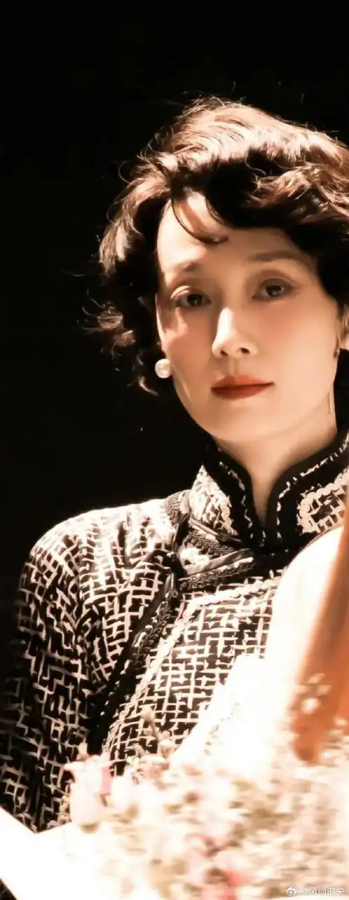 文章估计后悔死了,47岁的前妻马伊琍穿着素雅旗袍,烫着复古卷发,乍看