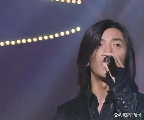 郑伊健是如何做到留着长发,又帅又阳刚?问题是甜甜的微笑又不娘