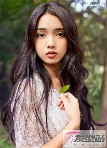 方脸女生适合的卷发优雅卷发让你拥有巴掌脸