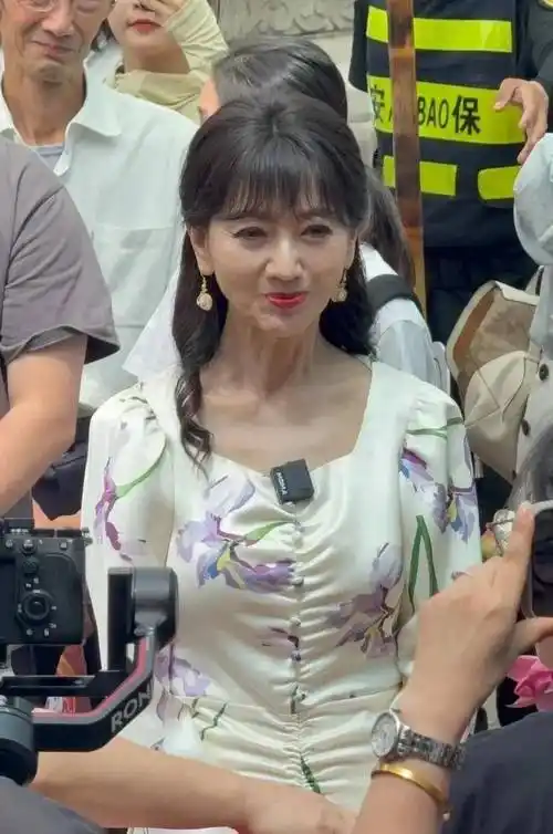 71岁赵雅芝西湖被偶遇,满脸皱纹皮包骨,曾经的白娘子也老去了