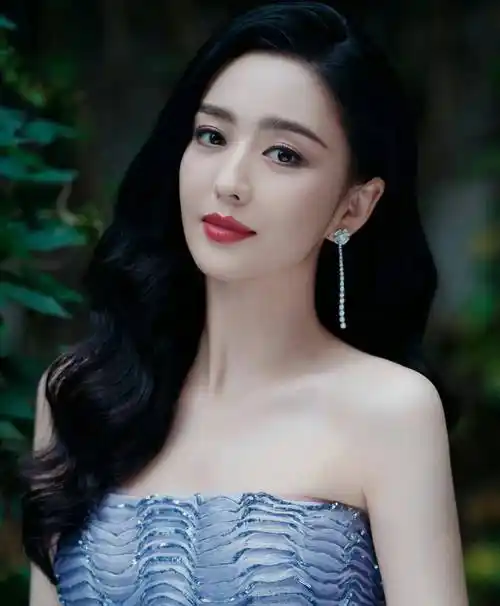 1. 个人经历佟丽娅出生于艺术世家,父母均从事艺术教育.