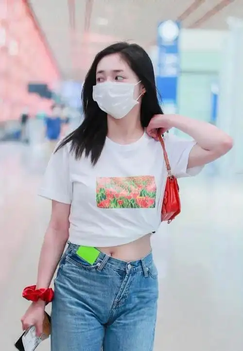 周洁琼裤子歪了?白t配扭曲牛仔裤走机场,网友:这是新潮流