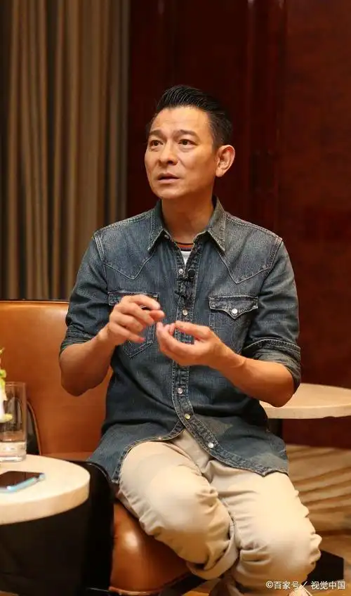 演员刘德华现身大学,穿牛仔外套干练青春,与粉丝亲密互动