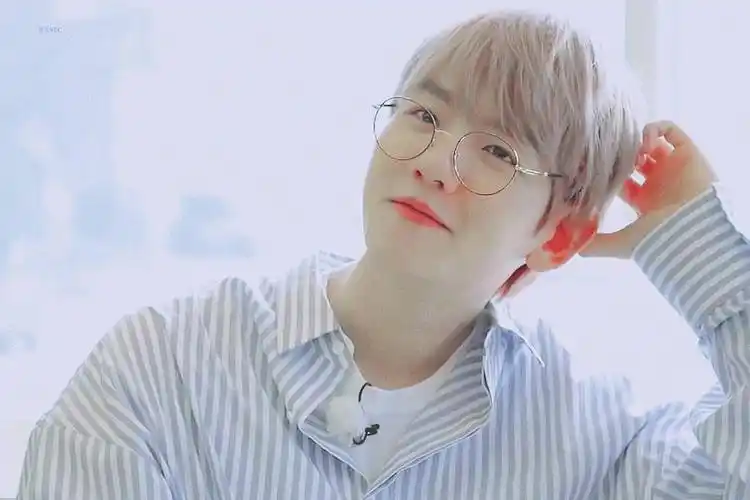 边伯贤戴上眼镜马上变撕漫男