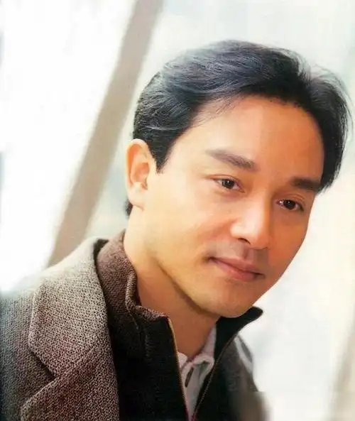 上世纪80年代,哥哥获得了香港音乐大奖,并获得金曲奖,亚洲最杰出艺人