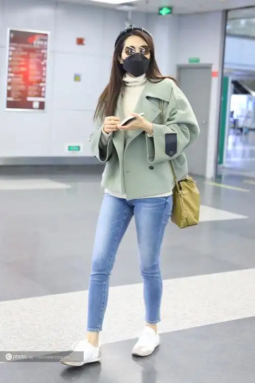 街拍曾黎雾霾蓝短款翻领毛呢外套浅蓝色紧身牛仔裤小白鞋显轻盈