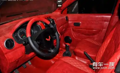 假装很高大上五菱宏光改装内饰炸裂红