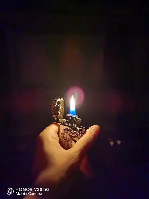 黑暗中的一点火光是否也温暖了你早已冷却的心