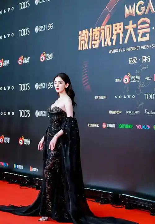 古力娜扎惊艳微博视觉大会,身穿黑色透视裙尽显自信魅力