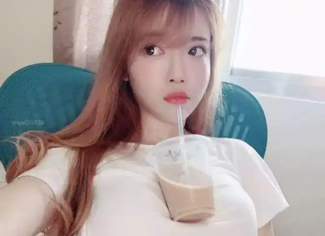 女朋友挑战胸口夹瓶子场面过于惹火真心扛不住