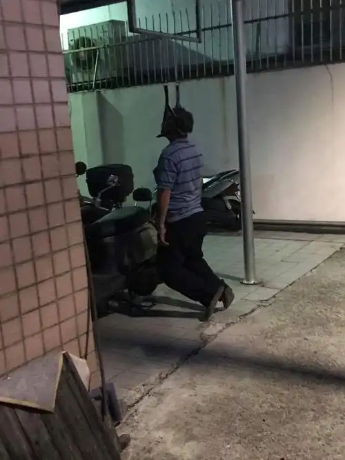 惊见阿伯诡姿「上吊」…2万人细看笑喷:他x的