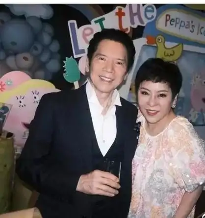 向佐为逗老婆开心,穿12cm木头高跟鞋.郭碧婷也罕见展现性感一面