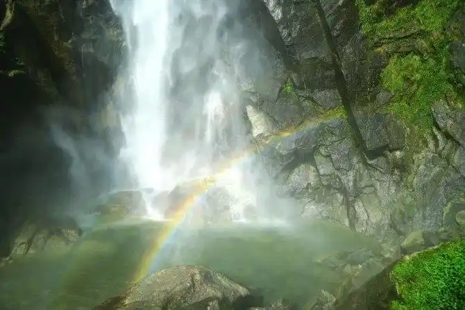 满山都是郁郁葱葱的翠绿看起来很舒服,空气也超好,明月山要好的瀑布