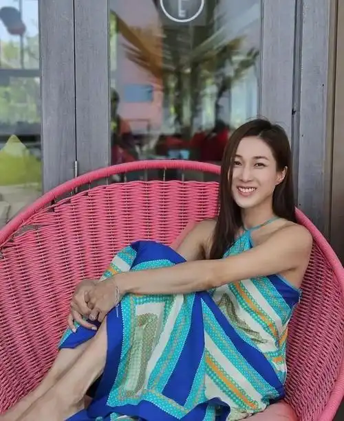 39岁钟嘉欣海边度假穿挂脖长裙似妙龄少女一双修长美腿吸睛