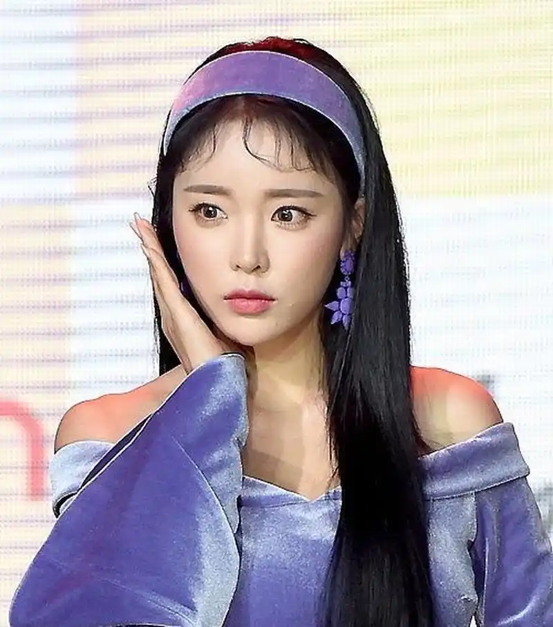 韩国女歌手洪真英.