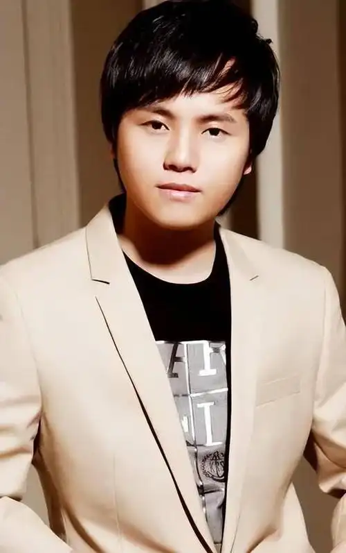 在提到歌手郑源的名字时,有些观众可能会感到陌生,没有听过这位歌手的