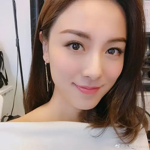 17 14:59:42 1 / 10 新浪娱乐讯 日前,曾志伟儿子曾国祥女友王敏奕在