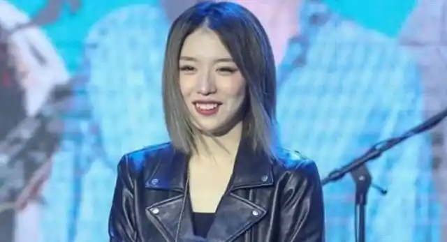 飞儿新主唱韩睿直言希望我能延续你们的青春注意张韶涵的表情