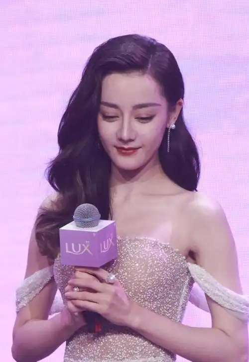 迪丽热巴穿"无痕裙"的太惊艳,手上的珍珠戒指,彰显魅力与自信