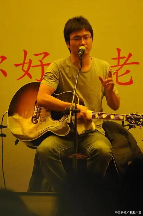 李志是中国内地民谣男歌手,独立音乐人