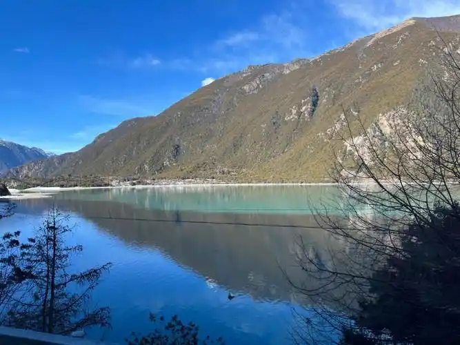 巴松措绿松石般的湖