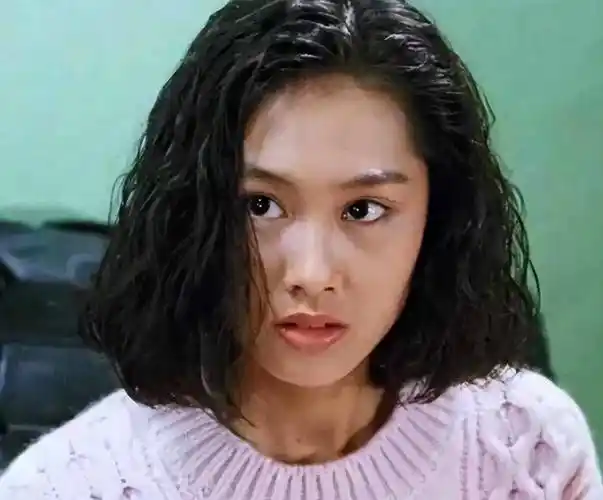 比如朱茵那头令人印象深刻的锁骨卷发.这个卷曲的曲率很小.