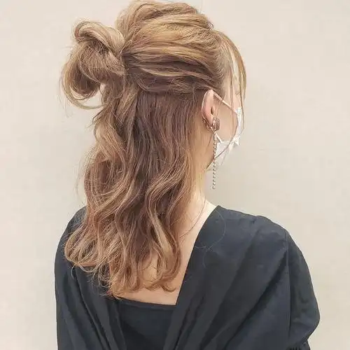 那就只能选择这种减龄扎发了,首先要把整个头发用电卷棒做出蓬松的