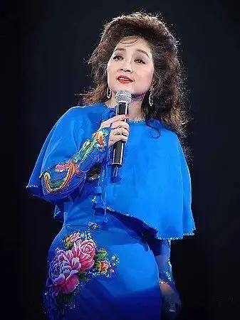 原创徐小凤活出了洒脱不在浓妆艳抹展露老年纹像个慈祥的老奶奶