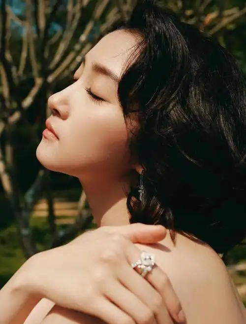 关晓彤蝴蝶蓝裙性感又迷人太吸引人了怪不得鹿晗着急追到手