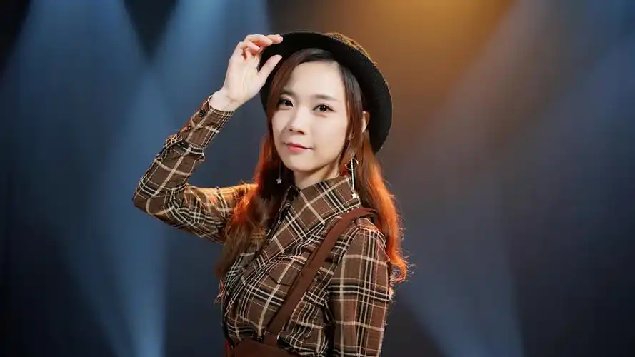 美女翻唱刘美君《一对旧皮鞋》怀旧经典,献给所有的父亲