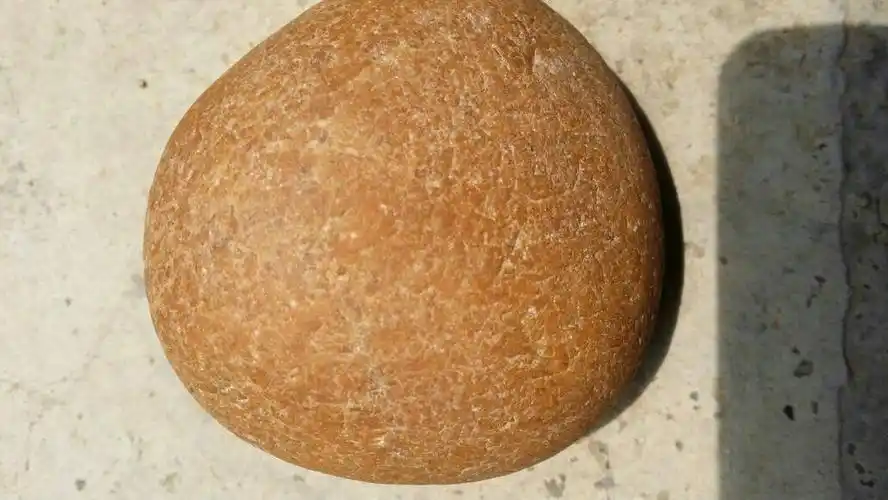 有谁知道这块石头是玉石原石吗?在黑的地方用照明手电照是透明的