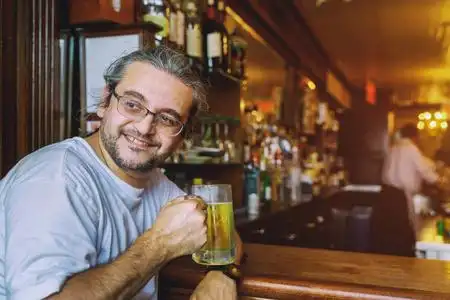 生活喝酒年龄图片-生活喝酒年龄素材-生活喝酒年龄插画-摄图新视界