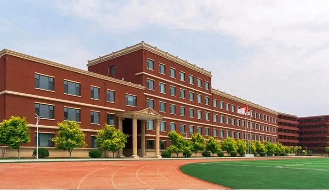 依托于具有132年历史的美国美达菲学校,是天津市市内一所美式教育背景