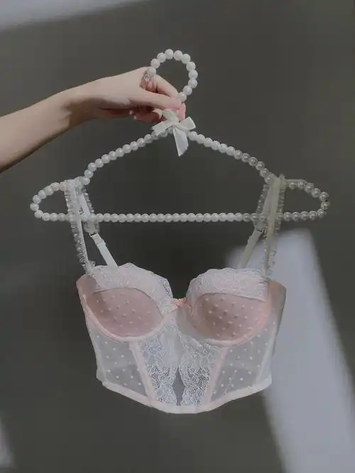 好少女的粉色鱼骨胸衣