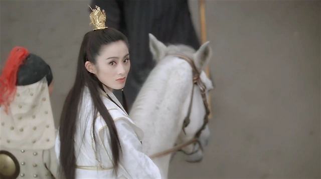 邱淑贞的小昭一袭红衣,顾盼间有一种娇憨纯真之感