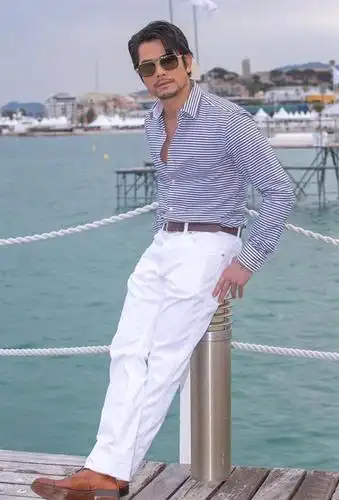 郭富城携方媛看赛马,两人穿搭很登对,天王穿蓝色西装减龄又精神