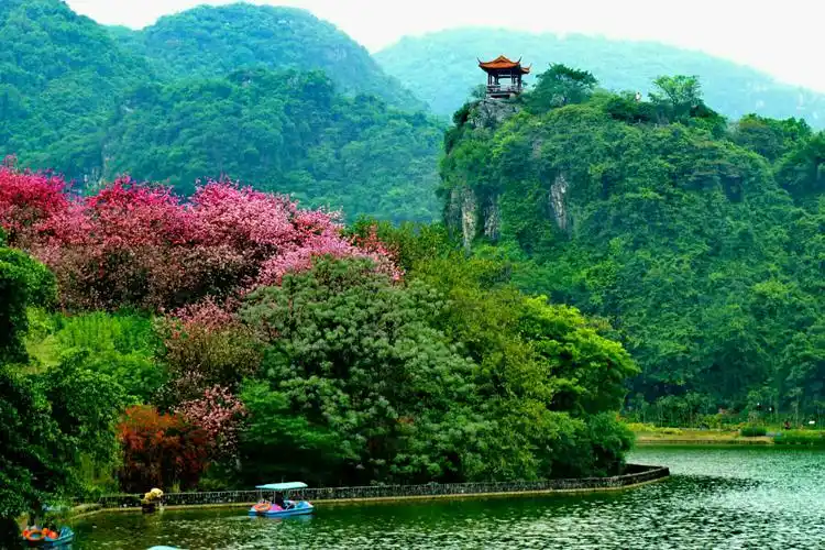 这里山水紧密相依,山因水而灵秀,水因山而浩荡.